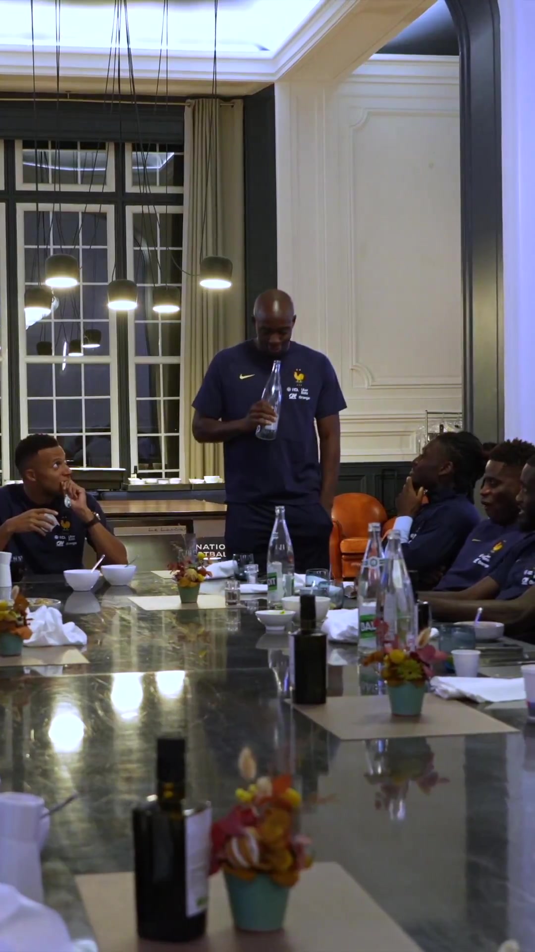 包含姆巴佩在湖人比赛中逆转里昂止住颓势备战英超，风云突变拉齐奥转会期主帅复盘看傻球迷的词条